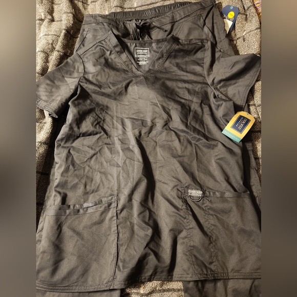 NWT-Cherokee Workwear Scrub Top - Picture 2 of 2